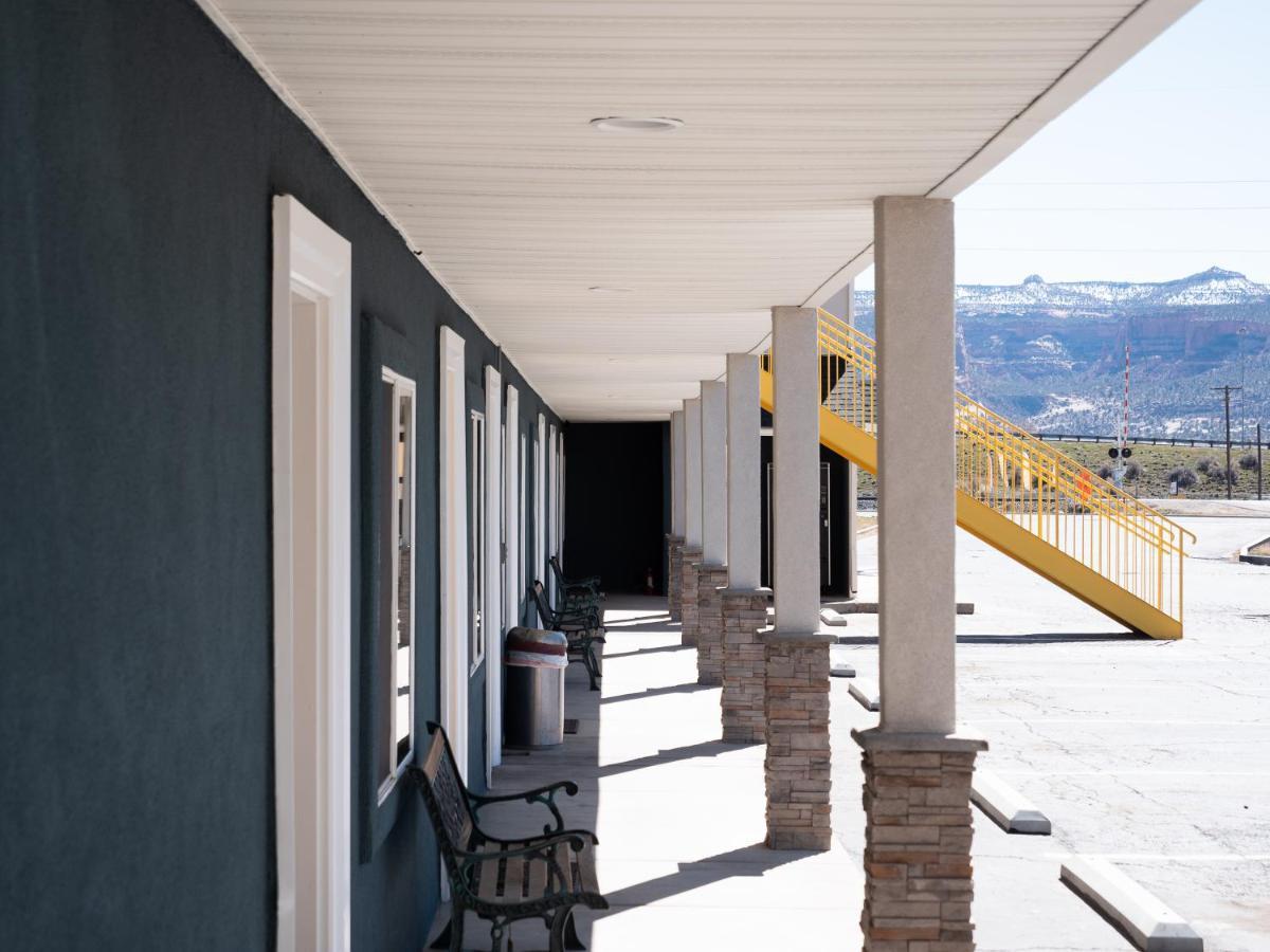 Balanced Rock Inn Фрута Екстериор снимка